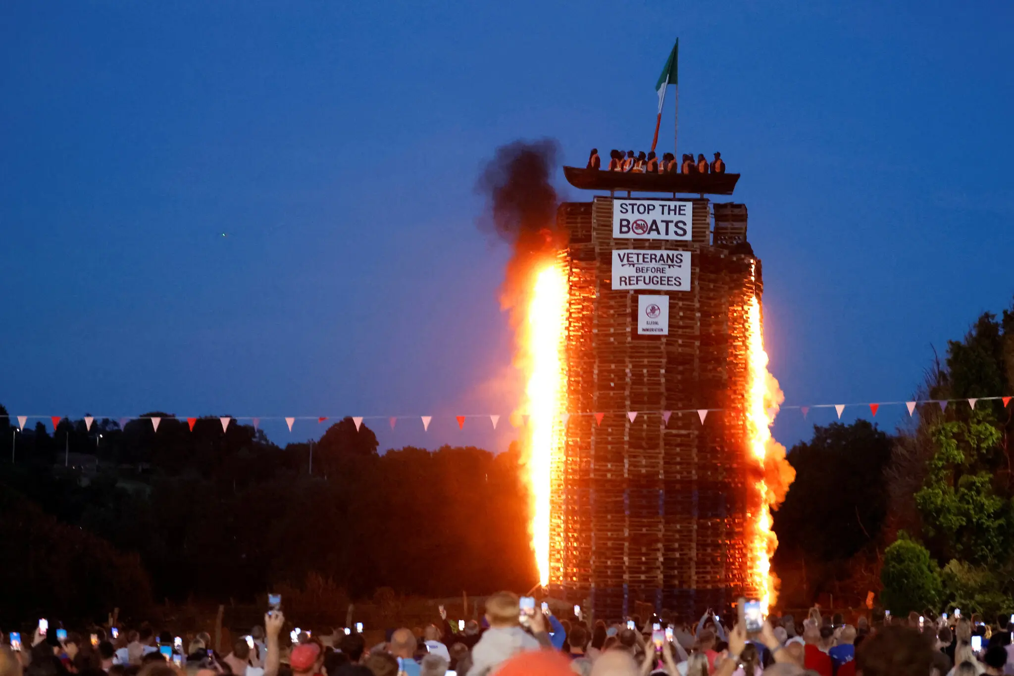 Поліція розслідує підпал фігури човна з мігрантами в Північній Ірландії як злочин на ґрунті ненависті